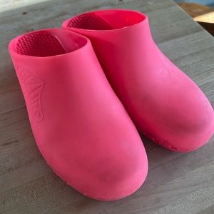 Hot pink calzuro clogs